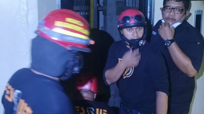 Proses evakuasi korban terjebak dalam lift Bekasi. (ist/damkar)