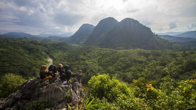 Sejumlah pengunjung berada di puncak wisata Bukit Batu Langara di kawasan Geopark Meratus, Kecamatan Loksado, Kabupaten Hulu Sungai Selatan, Kalimantan Selatan, Minggu (17/10/2021). [ANTARA FOTO/Bayu Pratama S]