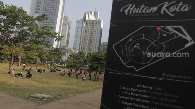 Sejumlah warga menikmati suasana Hutan Kota GBK di Kompleks Gelora Bung Karno (GBK), Senayan, Jakarta, Minggu (17/10/2021). [Suara.com/Angga Budhiyanto]