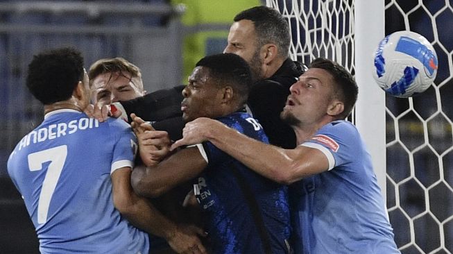 (Dari kiri) Gelandang Lazio Felipe Anderson, penyerang Lazio Ciro Immobile, bek Inter Milan Denzel Dumfries, penjaga gawang Inter Milan Samir Handanovic dan gelandang Lazio Sergej Milinkovic-Savic terlibat perkelahian menyusul gol kedua Lazio dalam pertandingan sepak bola Serie A Italia antara Lazio dan Inter di stadion Olimpiade, Roma, pada (16/10/2021). [FILIPPO MONTEFORTE / AFP]