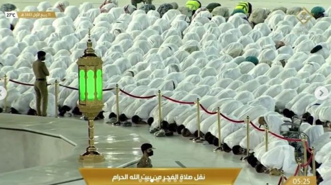 Masya Allah, Akhirnya Jemaah Shalat Masjidil Haram Rapatkan Barisan Lagi