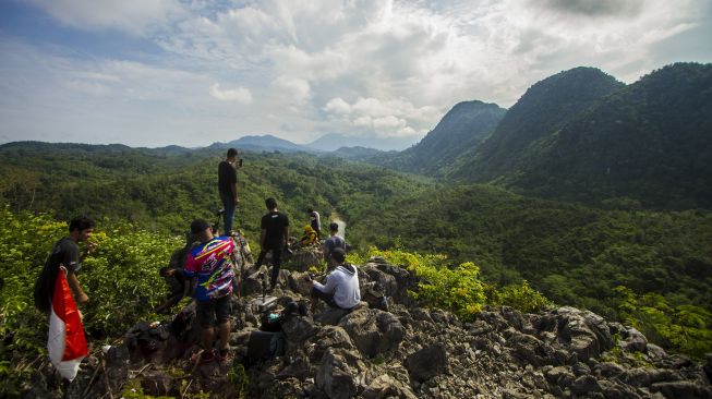 Sejumlah pengunjung berada di puncak wisata Bukit Batu Langara di kawasan Geopark Meratus, Kecamatan Loksado, Kabupaten Hulu Sungai Selatan, Kalimantan Selatan, Minggu (17/10/2021). [ANTARA FOTO/Bayu Pratama S]