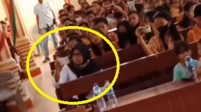 Wali Kelas beragama Islam antar para murid ke Gereja (tiktok)