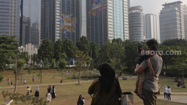 Sejumlah warga menikmati suasana Hutan Kota GBK di Kompleks Gelora Bung Karno (GBK), Senayan, Jakarta, Minggu (17/10/2021). [Suara.com/Angga Budhiyanto]