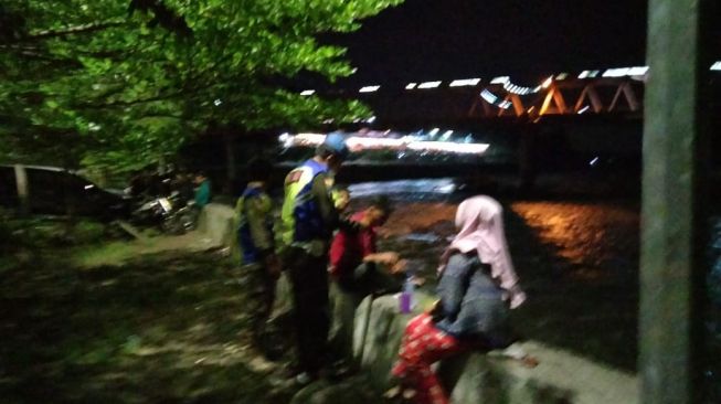 Asyik Pacaran di Tepian Sungai Lematang, 2 Sejoli Terjaring Patroli Pol PP
