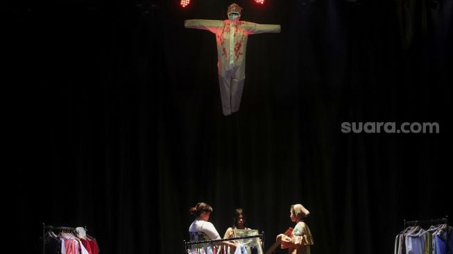 Seniman teater Sekra melakukan pementasan pada Festival Teater Jakarta (FTJ) di Jakarta Timur, Senin (18/10/2021). [Suara.com/Angga Budhiyanto]