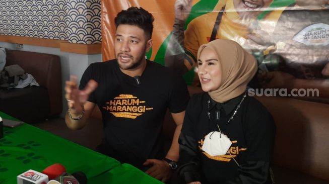 Ammar Zoni dan Irish Bella di acara grand opening Harum Maranggi di kawasan Depok, Jawa Barat, Sabtu (16/10/2021). [Suara.com/Anzar Anas]