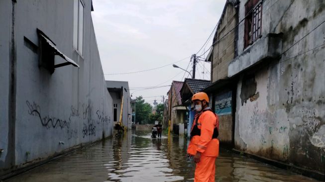 Ruas jalan perumahan terendam banjir, Senin (18/10/2021). (ist/BPBD Kota Bekasi)