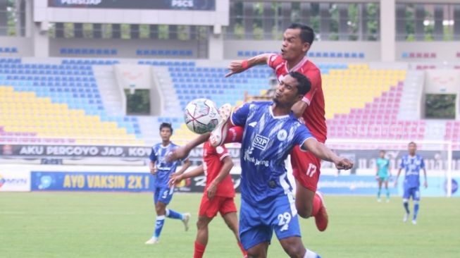 Suasana laga Liga 2 2021 antara Persijap Jepara kontra PSCS Cilacap di Stadion Manahan, Solo, Senin (18/10/2021). [Suara.com / Ronald Seger Prabowo]