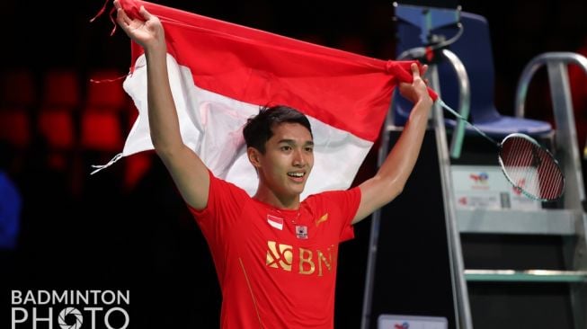 Los individuales masculinos de Indonesia Jonathan Christie derrota a China y levanta la bandera roja y blanca en la final de la Copa Thomas 2020 en el Ceres Arena en Aarhus, Dinamarca.  (BWF / Fotografía de bádminton / Yves Lacroix)