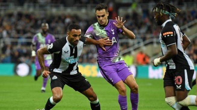 Aksi Heroik Sergio Reguilon Selamatkan Suporter Newcastle yang Kena Serangan Jantung