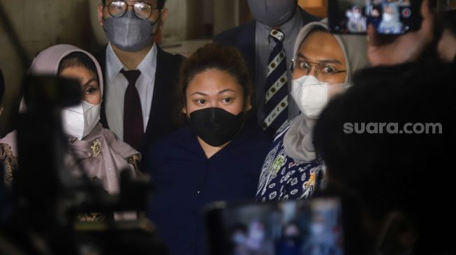 Putri Penyanyi Nia Daniaty, Olivia Nathania saat ditemui usai menjalani pemeriksaan lanjutan di Polda Metro Jaya, Jakarta selatan, Senin (18/10/2021). [Suara.com/Alfian Winanto]