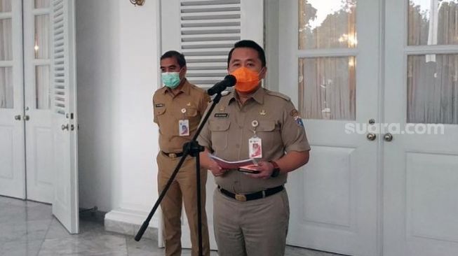 Asisten Pemerintah Sekretariat Pemprov DKI Sigit Wijatmoko usai menerima rapor merah aduan dari LBH Jakarta terkait kepemimpinan Gubernur DKI Jakarta Anies Baswedan di Balai Kota, Senin (18/10/2021). [Suara.com/Fakhri Fuadi Muflih]