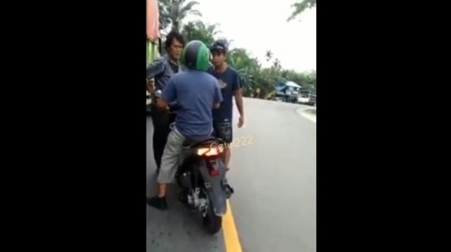 Nekat Palak Sopir Truk, Preman 'Ciut' Kena Marah Sopir Truk (Instagram)