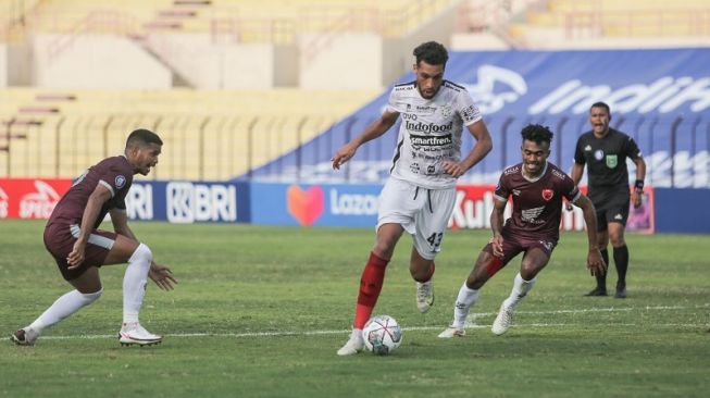 Pesepakbola Bali United, William Pacheco (tengah) tampil pada laga BRI Liga 1 kontra PSM Makassar di Stadion Sultan Agung, Bantul, Yogyakarta, Minggu (17/10/2021) petang. [ANTARA FOTO/Hendra Nurdiyansyah]