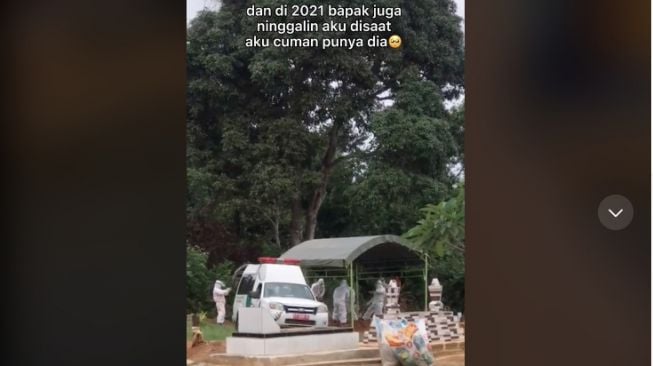 Kisah mahasiswa ini wisuda tak ditemani orang tua bikin mewek semua orang. [TikTok]