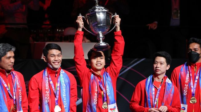 Tunggal Putra Indonesia Anthony Sinisuka Ginting mengangkat Piala Thomas setelah Indonesia mengalahkan China di laga final di Ceres Arena, Aarhus, Denmark. (BWF/Badminton Photo/Yves Lacroix)