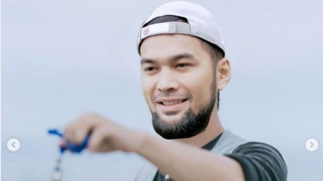 Potret Kocak Teuku Wisnu Tiru Drama Hometown Cha-Cha-Cha. [Instagram/teukuwisnu]