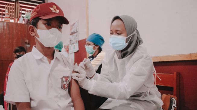 Siswa Sekolah Dasar (SD) mendapatkan Vaksinasi Covid-19 Pfizer di SDN Karawaci 5, Kota Tangerang, Banten, Senin 18/10.  ( Suara.com/ Hilal Rauda Fiqry) 