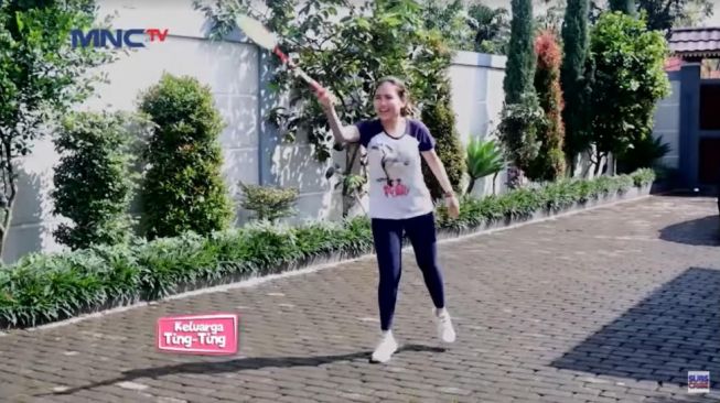 Artis hobi main bulu tangkis. [YouTube/MNCTV Official]