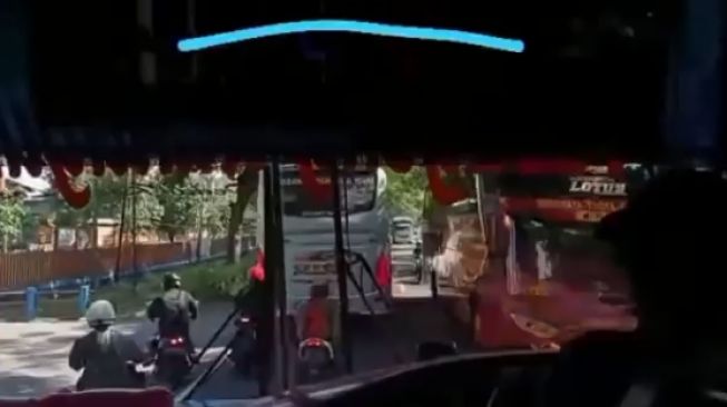 Ngeri! Detik-detik Pengendara Motor Tergencet Bus Sugeng Rahayu dan Bus Mira di Ngawi