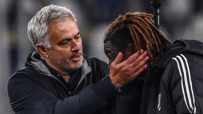 Pelatih AS Roma, Jose Mourinho (kiri) memegang kepala Moise Kean, striker Juventus yang mencetak gol kemenangan Juventus saat kedua tim berjumpa di laga pekan kedelapan Liga Italia, di Stadion Allianz, Turin, Senin (18/10/2021) dini hari WIB. [AFP]