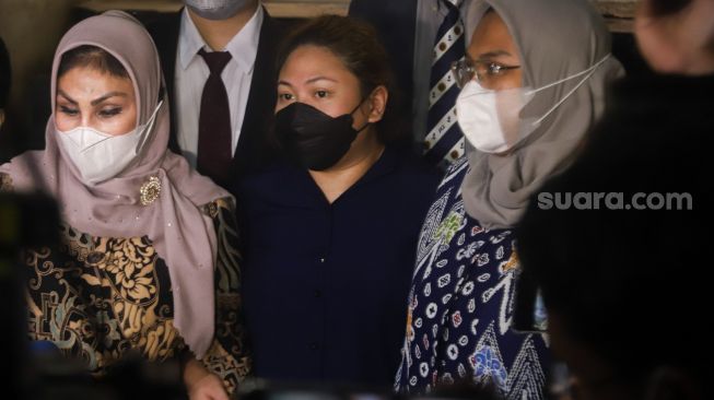 Putri Penyanyi Nia Daniaty, Olivia Nathania saat ditemui usai menjalani pemeriksaan lanjutan di Polda Metro Jaya, Jakarta selatan, Senin (18/10/2021). [Suara.com/Alfian Winanto]