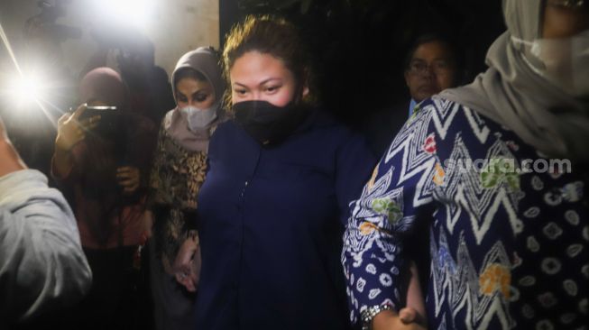Putri Penyanyi Nia Daniaty, Olivia Nathania saat ditemui usai menjalani pemeriksaan lanjutan di Polda Metro Jaya, Jakarta selatan, Senin (18/10/2021). [Suara.com/Alfian Winanto]