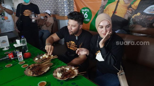 Ammar Zoni dan Irish Bella di acara grand launching Harum Maranggi di kawasan Margonda Raya, Depok, Jawa Barat, Sabtu (16/10/2021). [Muhammad Anzar Anas/Suara.com]