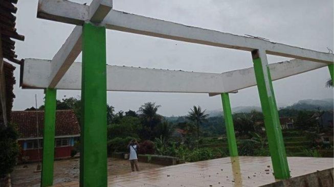 Hujan angin yang terjadi di  Desa Sukajadi, Kecamatan Cimanggu, Kabupaten Sukabumi pada Senin (18/10/2021). merusak rumah warga dan fasilitas sebuah SD. [Sukabumiupdate.com]
