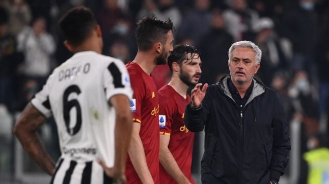 Pelatih kepala AS Roma, Jose Mourinho (kanan) memberi bersalaman dengan anak latihnya setelah timnya kalah dari Juventus dalam lanjutan Liga Italia di Stadion Allianz, Turin, Senin (18/10/2021) dini hari WIB. Marco BERTORELLO / AFP.