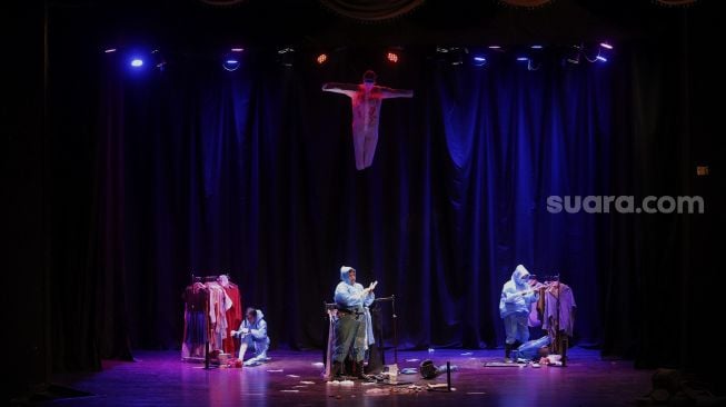 Seniman teater Sekra melakukan pementasan pada Festival Teater Jakarta (FTJ) di Jakarta Timur, Senin (18/10/2021). [Suara.com/Angga Budhiyanto]