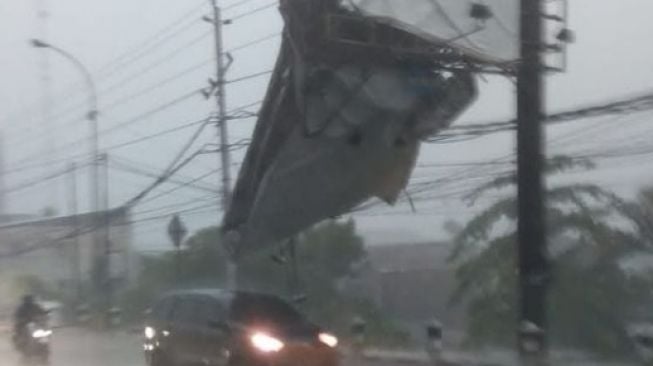 Jogja Diguyur Hujan dan Angin Kencang, Baliho di UIN Rusak hingga Sejumlah Titik Banjir