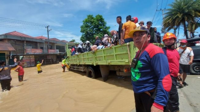 Samarinda Dikepung Banjir, Ratusan Pengendara Diangkut Menggunakan Truk