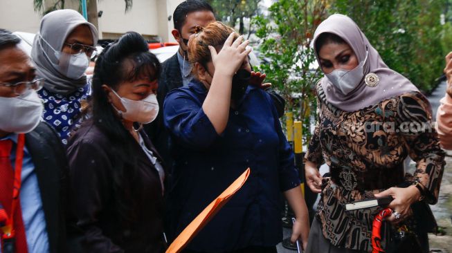 Putri Penyanyi Nia Daniaty, Olivia Nathania saat datang untuk menjalani pemeriksaan di Polda Metro Jaya, Jakarta selatan, Senin (18/10/2021). [Suara.com/Alfian Winanto]