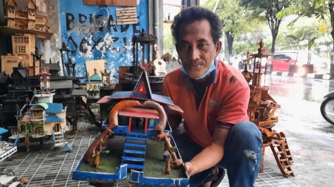 Keren, Tukang Parkir Ini Hasilkan Puluhan Karya Miniatur Rumah Adat dari Barang Bekas