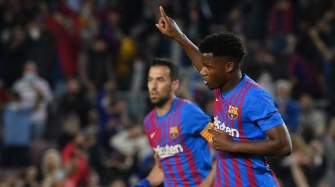 Pemain Barcelona Ansu Fati menjebol gawang Valencia dalam pertandingan pekan ke-9 La Liga di Camp Nou, Senin (18/10/2021). [AFP]