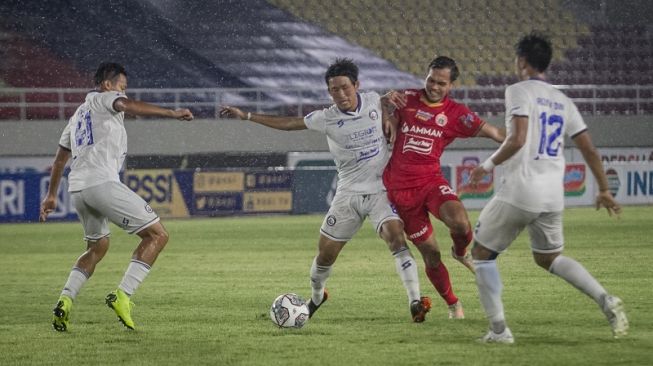 Para pemain Arema FC mengepung pemain Persija Jakarta, Rezaldi Hehanussa (kedua dari kanan) pada laga BRI Liga 1 di Stadion Manahan, Solo, Minggu (17/10/2021) malam. [ANTARA FOTO/Mohammad Ayudha]