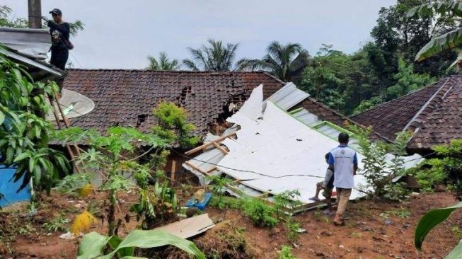 Hujan Deras dan Angin Kencang Porak-Porandakan Atap Bangunan Rumah di Ciampea Bogor
