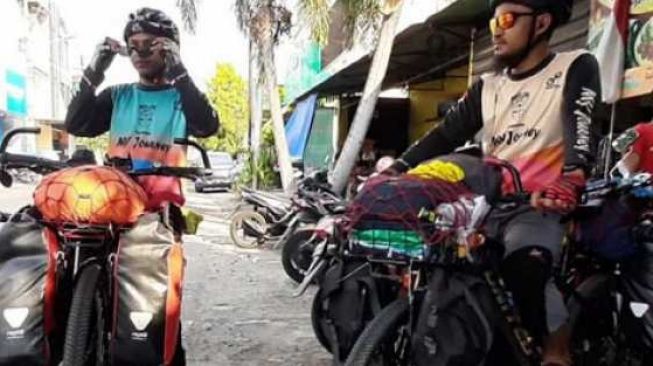 Niat Beribadah, Dua Remaja Berangkat ke Mekkah dengan Sepeda