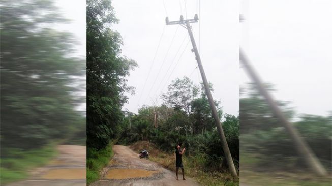 Tiang Listrik Hampir Roboh Ancam Pengguna Jalan