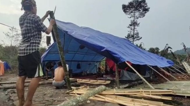 Warga Baduy Korban Kebakaran Bangun Tenda Hunian Sementara