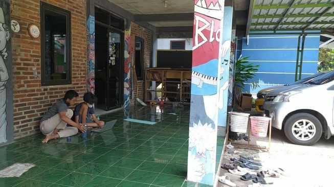 Pusat Kegiatan Belajar Masyarakat (PKBM) atau Komunitas Belajar Qaryah Thayyibah (KBGT). [Suara.com/Dafi Yusuf]