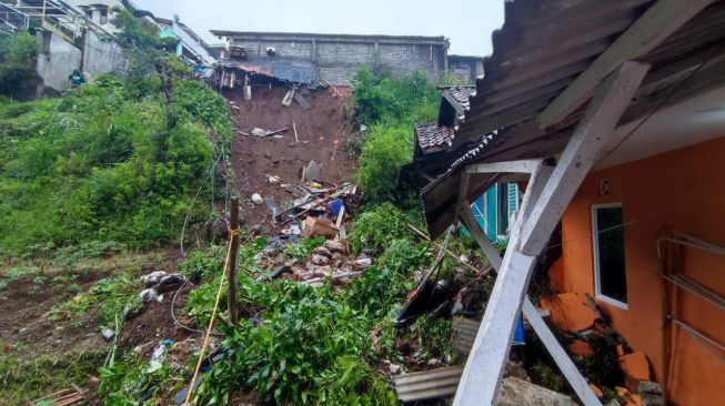 Tebing Setinggi 12 Meter Longsor, Warga Cikole Lembang Terpaksa Mengungsi
