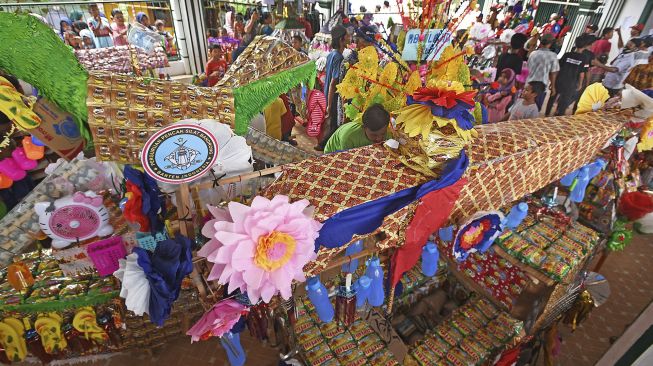 
Sejumlah warga menata barang sedekah saat Perayaan Maulid Nabi Muhammad di Kampung Sukalila, Kelapa Dua, Serang, Banten, Selasa (19/10/2021). [ANTARA FOTO/Asep Fathulrahman]