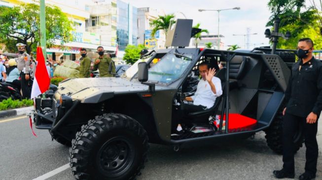 Presiden Jokowi Pamer Mobil Paspampres Anti Peluru, Warganet: Gak Ada Pintu, Pak?