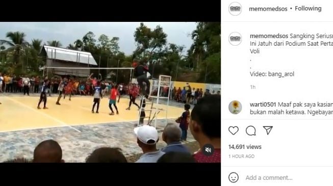 Viral, Nonton Pertandingan Voli, Wasit Ini Jatuh Dari Kursinya, Warganet: Jatohnya Estetik