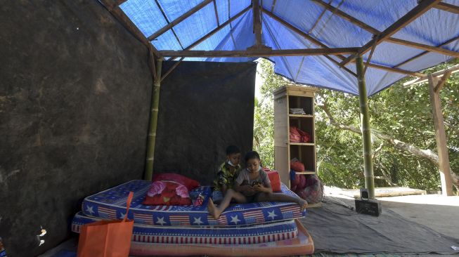 Sejumlah anak bermain di tenda darurat yang dibangun untuk beristirahat usai gempa bumi di Banjar Dinas Temakung, Desa Ban, Karangasem, Bali, Senin [ANTARA FOTO/Nyoman Hendra Wibowo]