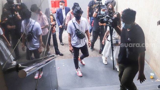 Aktor Denny Sumargo saat datang untuk menjalani pemeriksaan di Polda Metro Jaya, Jakarta Selatan, Selasa (19/10/2021). [Suara.com/Alfian Winanto]