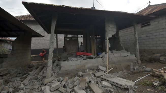 Kondisi bangunan rumah warga yang rusak berat akibat gempa bumi di Banjar Dinas Temakung, Desa Ban, Karangasem, Bali, Senin (18/10/2021). [ANTARA FOTO/Nyoman Hendra Wibowo]